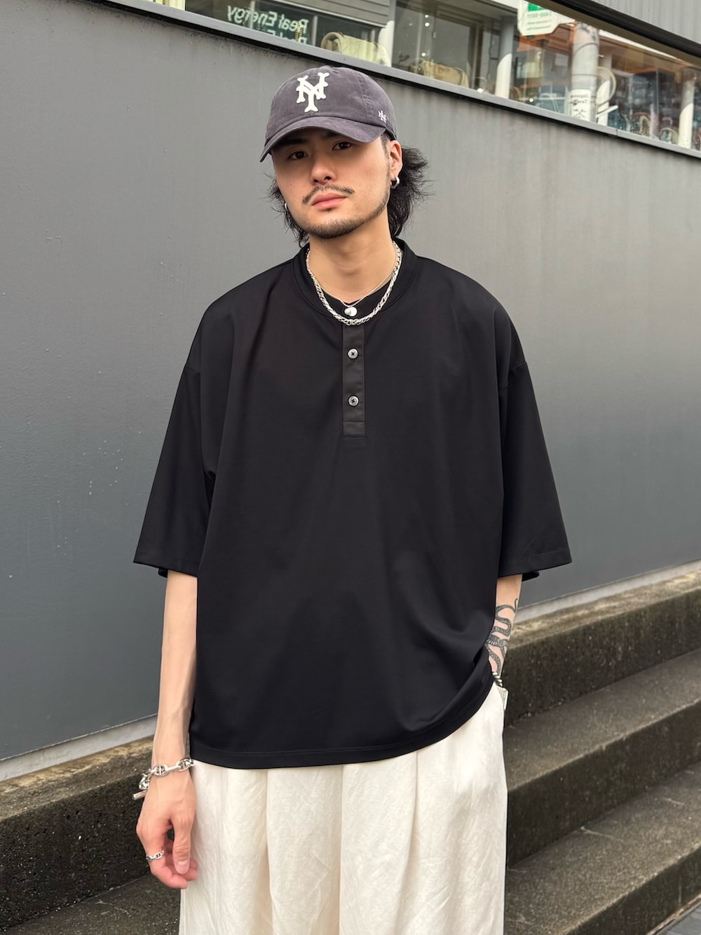 ブラック系のTシャツ/カットソー、ホワイト系のその他パンツを着用したメンズの夏コーディネートの3枚目の写真