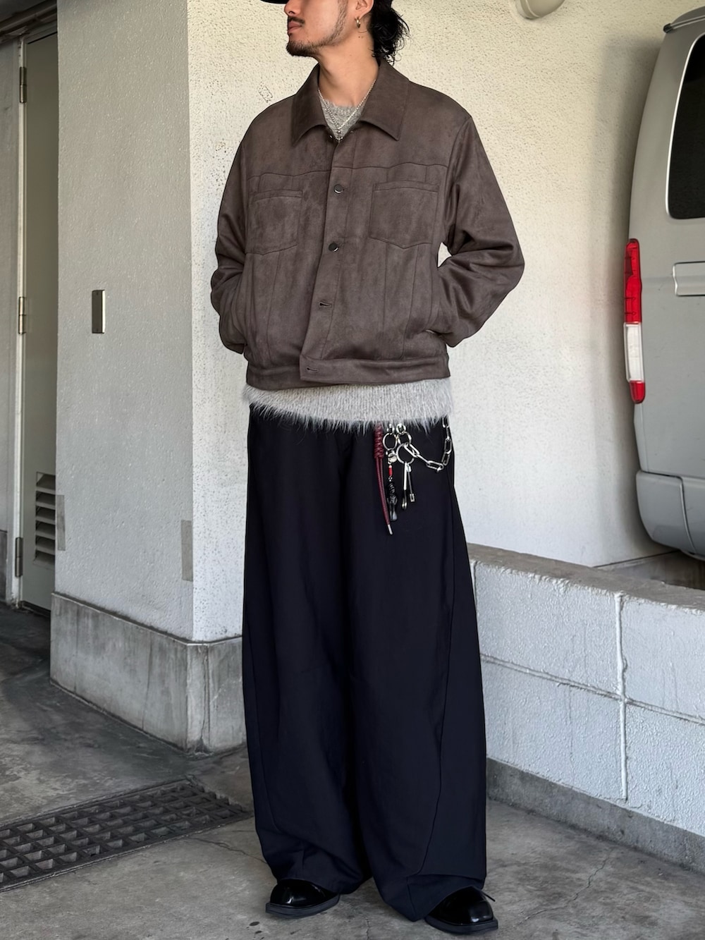 ブラック系のスラックス、グレー系のブルゾン、グレー系のニット/セーターを着用したメンズの秋コーディネートの3枚目の写真