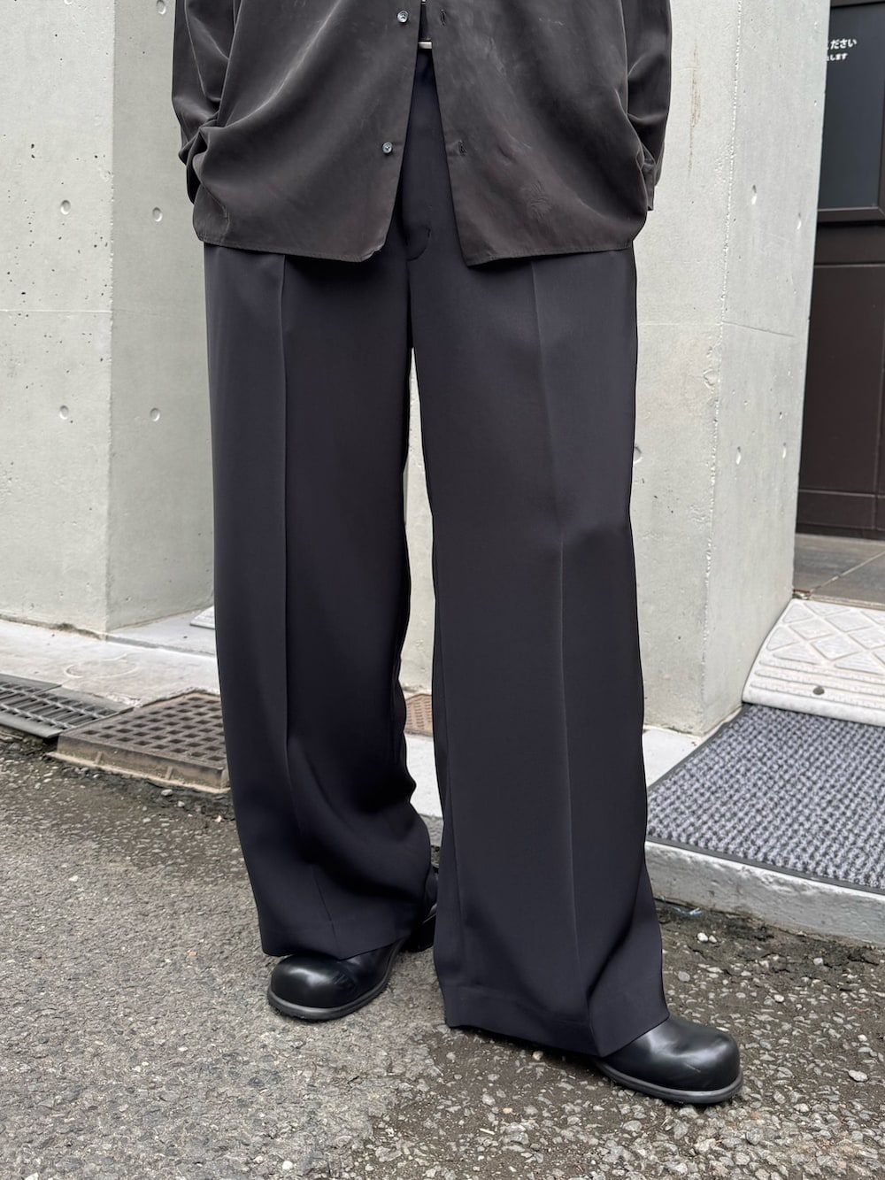 ブラック系のシャツ/ブラウス、ブラック系のスラックス、ブラック系のその他シューズを着用したメンズの春コーディネートの4枚目の写真