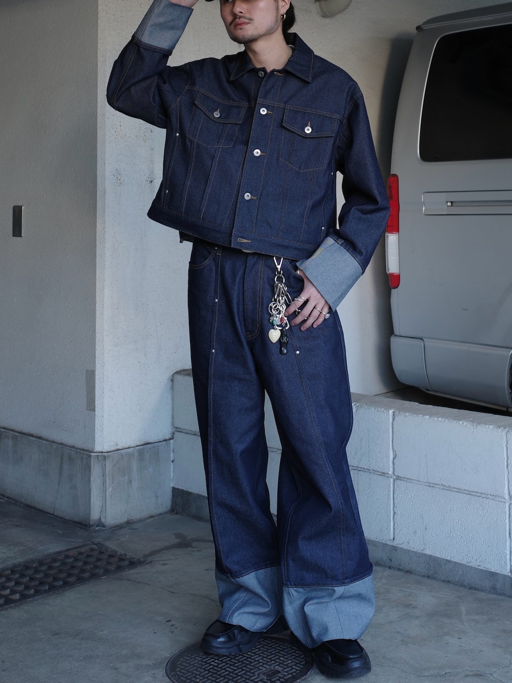 ブルー系のデニムパンツ、ホワイト系のスウェット、ブルー系のデニムジャケットを着用したメンズの冬コーディネートの2枚目の写真