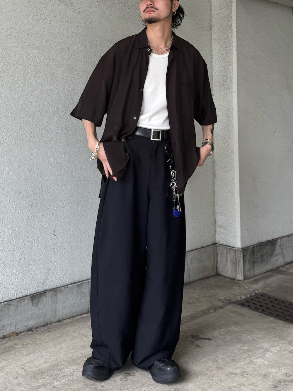 グレー系のシャツ/ブラウス、ブラック系のスラックスを着用したメンズの夏コーディネートの2枚目の写真