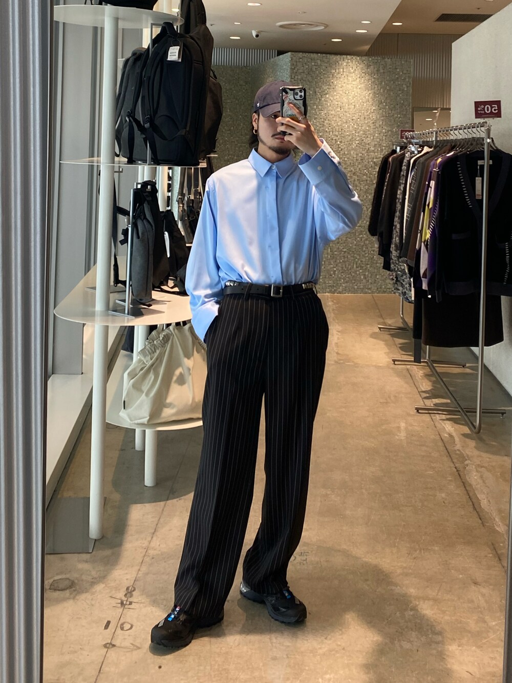 ブルー系のシャツ/ブラウス、ブラック系のその他パンツを着用したメンズの冬コーディネートの2枚目の写真