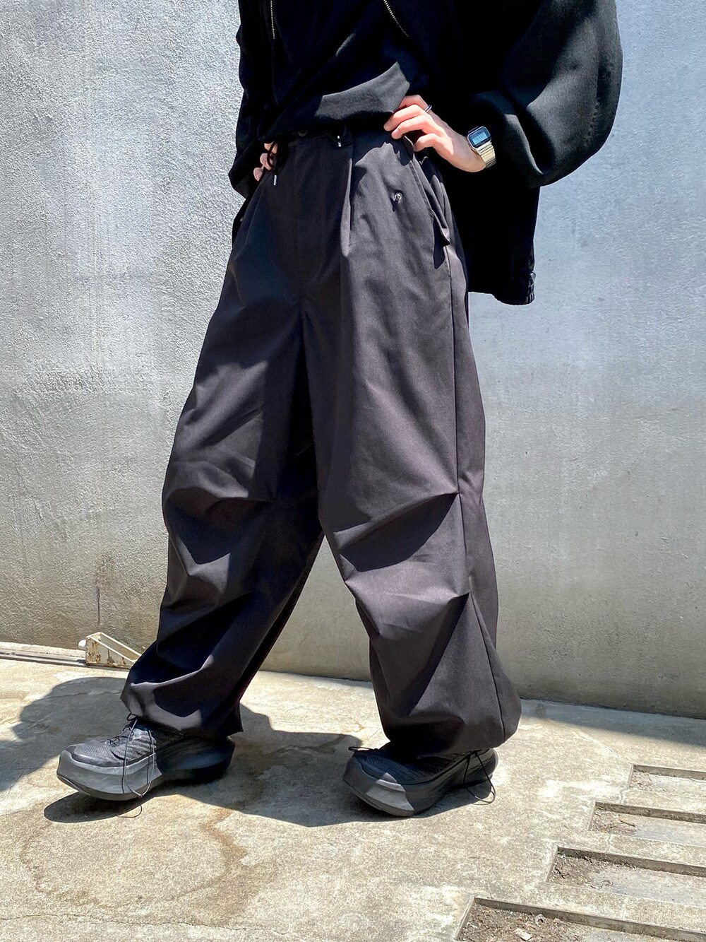 ブラック系のブルゾン、ブラック系のその他パンツ、ブラック系のTシャツ/カットソーを着用したメンズの夏コーディネートの4枚目の写真