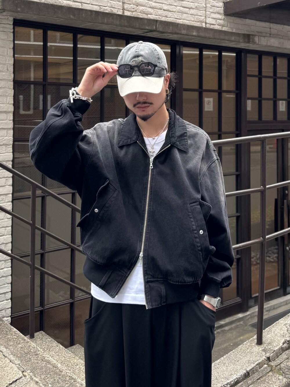 ブラック系のブルゾン、ブラック系のスラックスを着用したメンズの秋コーディネートの4枚目の写真