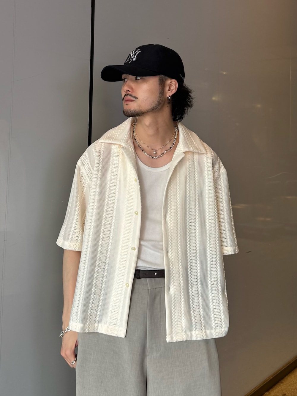 ホワイト系のシャツ/ブラウス、ベージュ系のスラックスを着用したメンズの春コーディネートの4枚目の写真