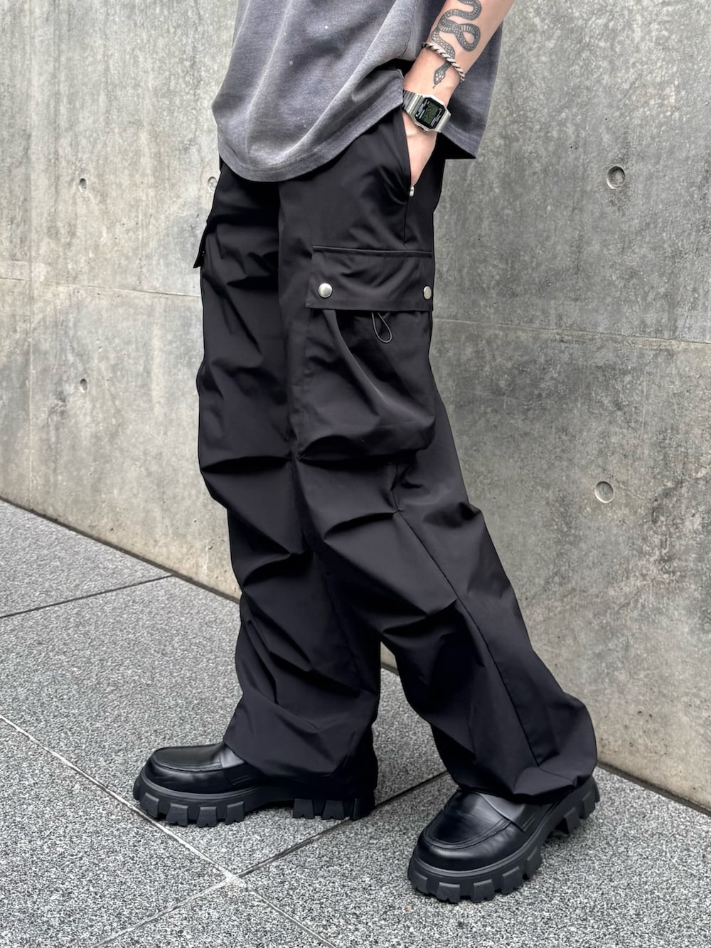 「カーゴパンツ、厚底シューズ、トラックパンツ、夏コーデ、オトナカジュアル、シンプルスタイル、カジュアルスタイル、オーバーサイズ、メンズコーデ、ゆるコーデ、休日コーデ、ローファー、Tシャツコーデ」｜「Lui'sのクラックプリントTシャツ（Tシャツ/カットソー、グレー系）」を使った、KOU SUEMATSUさん（骨格ナチュラル・メンズ・172cm）の夏コーディネートの5枚目の写真