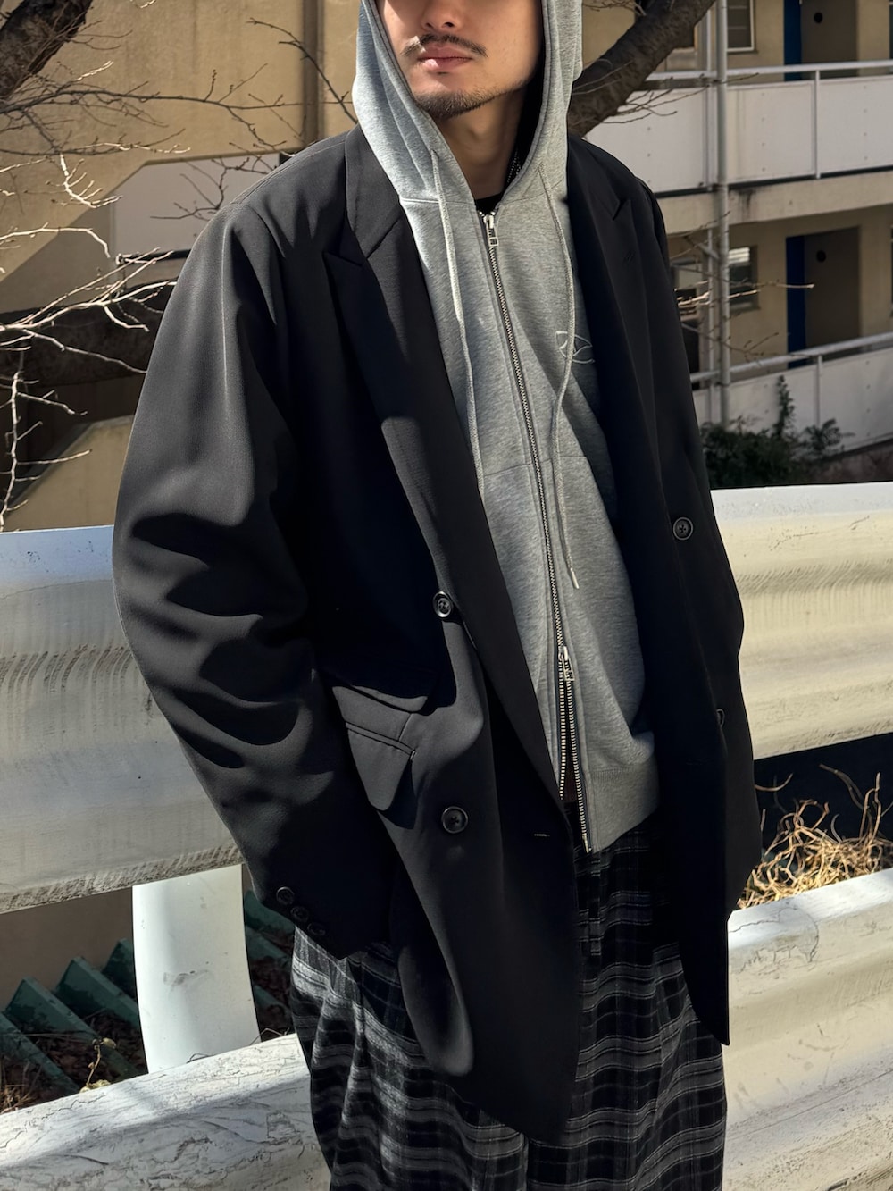 ブラック系のその他パンツ、グレー系のパーカー、ブラック系のテーラードジャケットを着用したメンズの春コーディネートの3枚目の写真