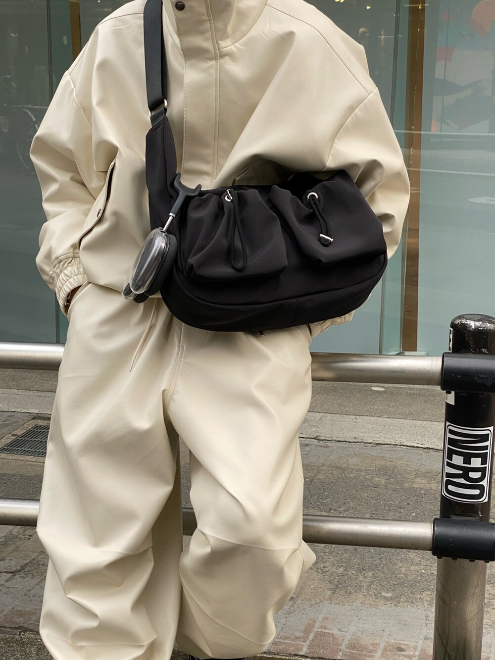 ホワイト系のジャケット/アウター、ホワイト系のカーゴパンツを着用したメンズの春コーディネートの4枚目の写真