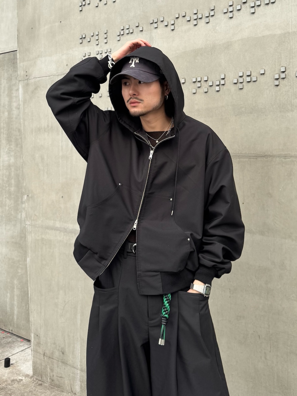 ブラック系のその他パンツ、ブラック系のブルゾン、ブラック系のキーホルダーを着用したメンズの冬コーディネートの5枚目の写真