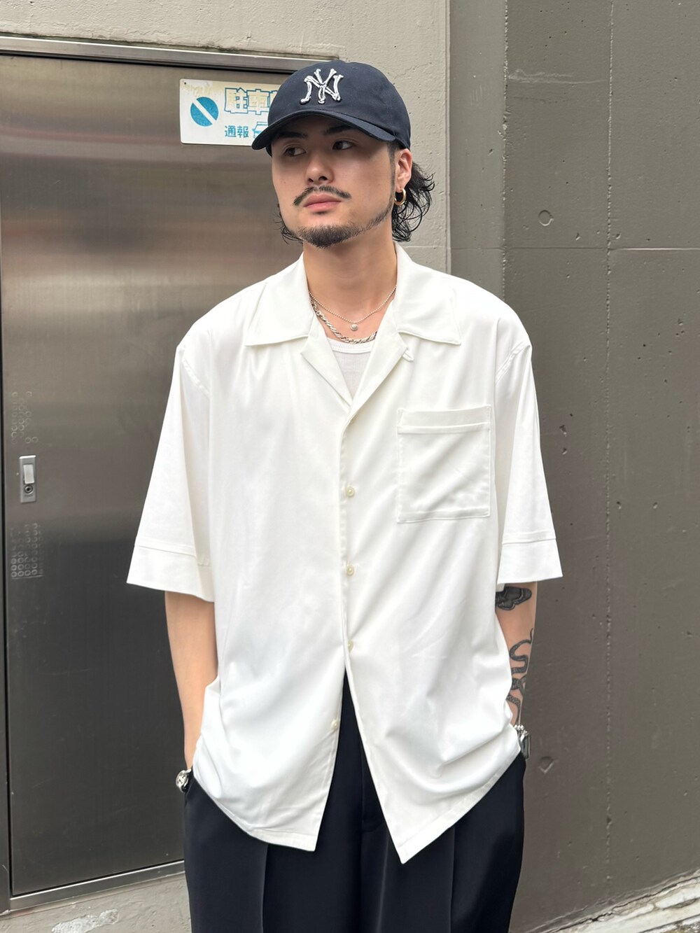 ホワイト系のシャツ/ブラウス、ブラック系のスラックスを着用したメンズの夏コーディネートの3枚目の写真