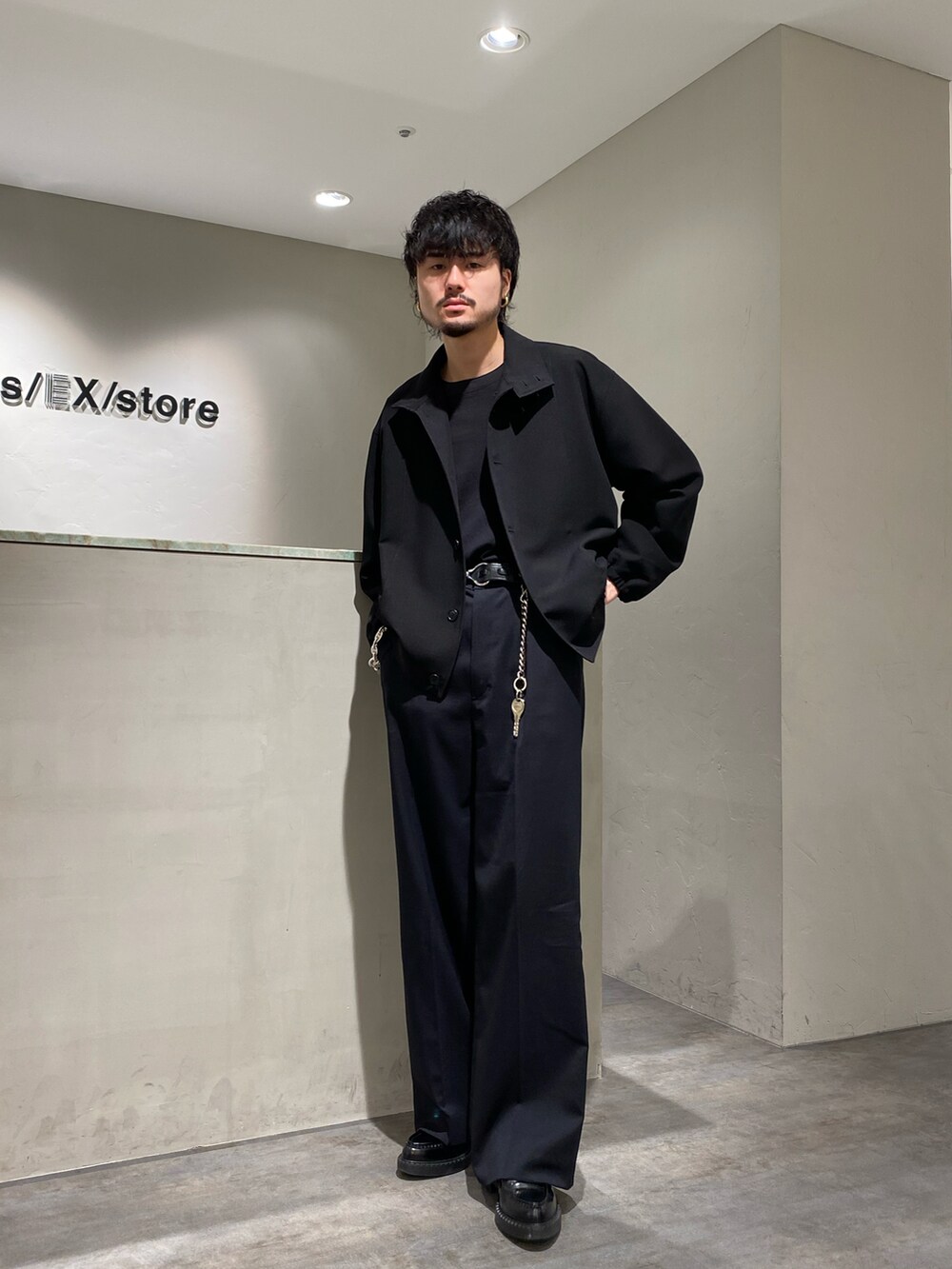 ブラック系のブルゾン、ブラック系のスラックスを着用したメンズの春コーディネートの3枚目の写真