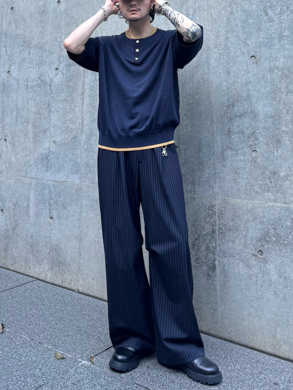 ブルー系のTシャツ/カットソー、ブルー系のスラックス、ブラック系のその他シューズを着用したメンズの夏コーディネートの3枚目の写真