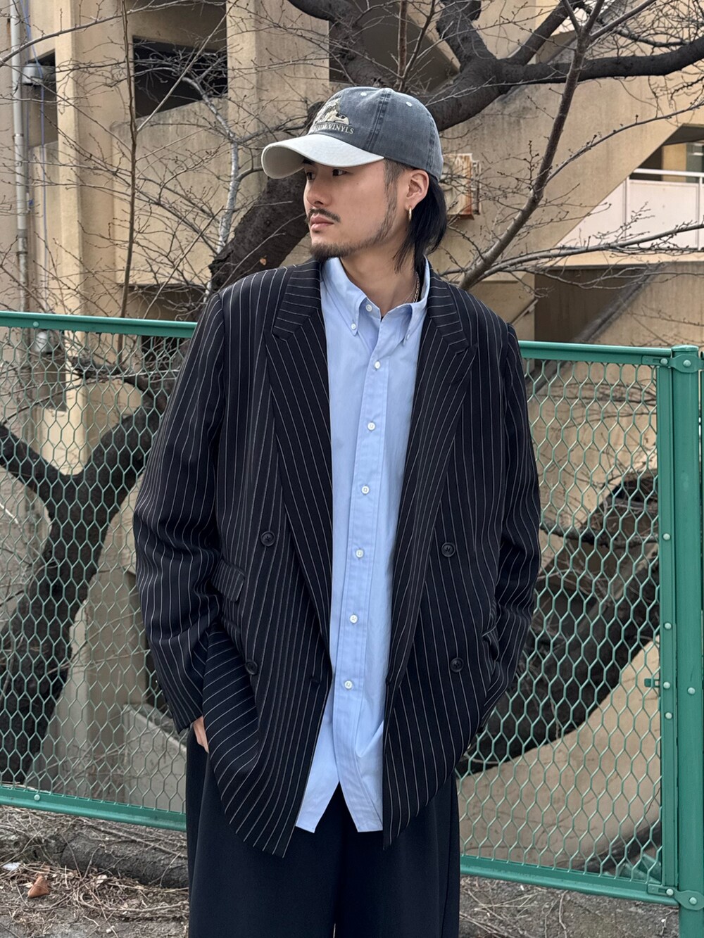 ブラック系のスラックス、ブルー系のシャツ/ブラウス、ブラック系のテーラードジャケットを着用したメンズの春コーディネートの4枚目の写真