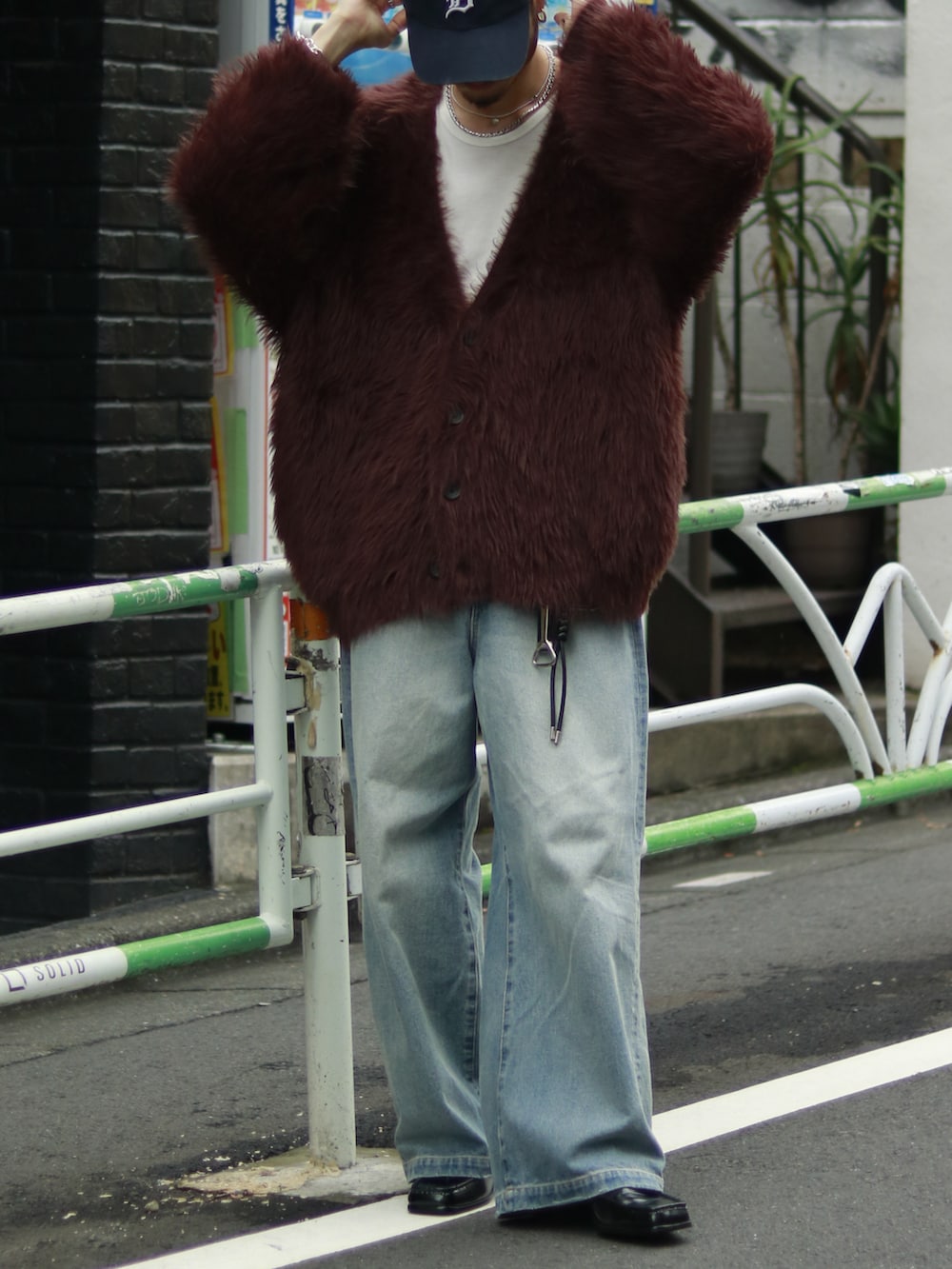 ブラウン系のニット/セーター、ブルー系のデニムパンツ、ブラック系のローファーを着用したメンズの秋コーディネートの2枚目の写真