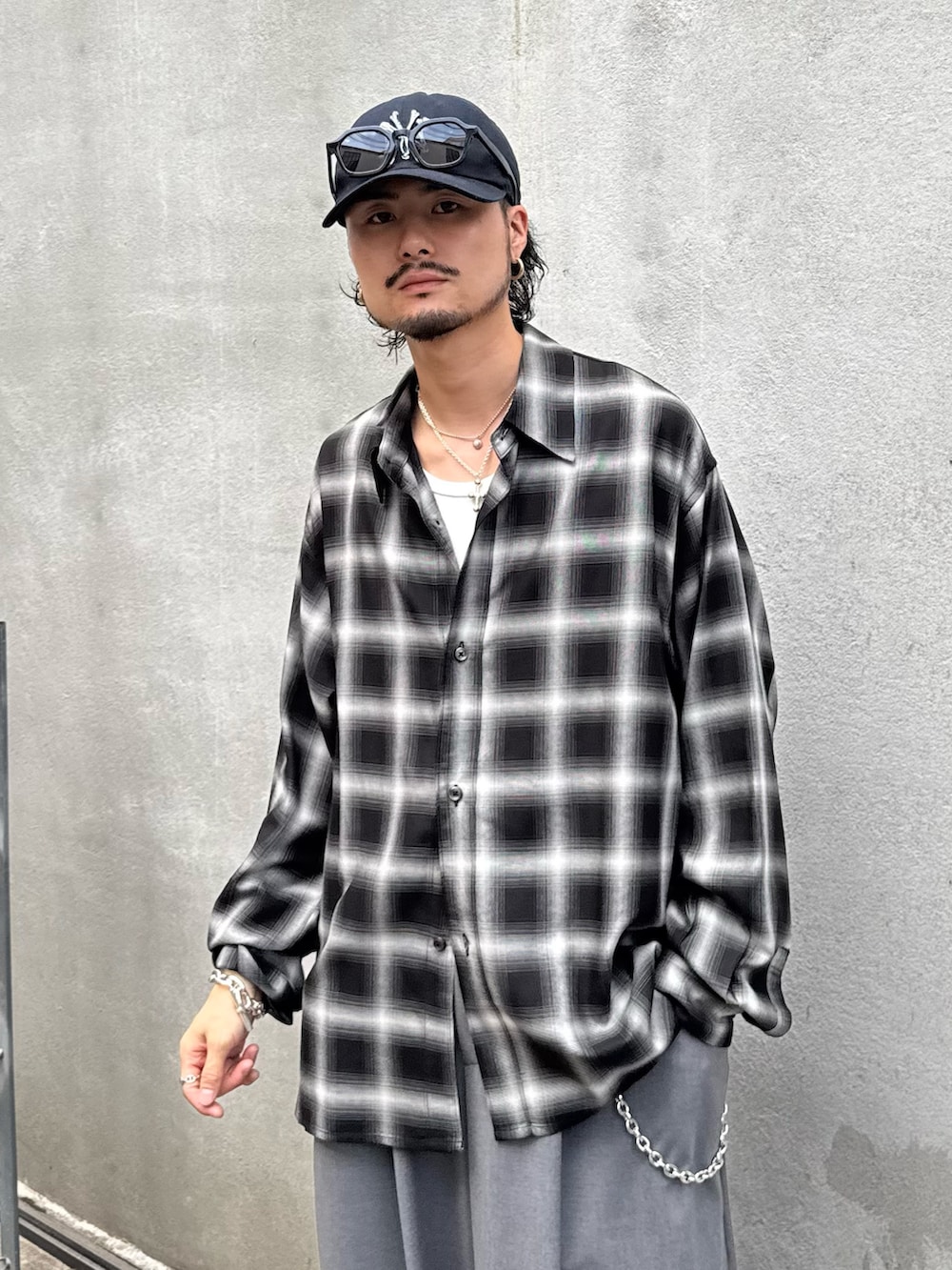 ブラック系のシャツ/ブラウス、グレー系のスラックス、シルバー系のウォレットチェーンを着用したメンズの夏コーディネートの5枚目の写真