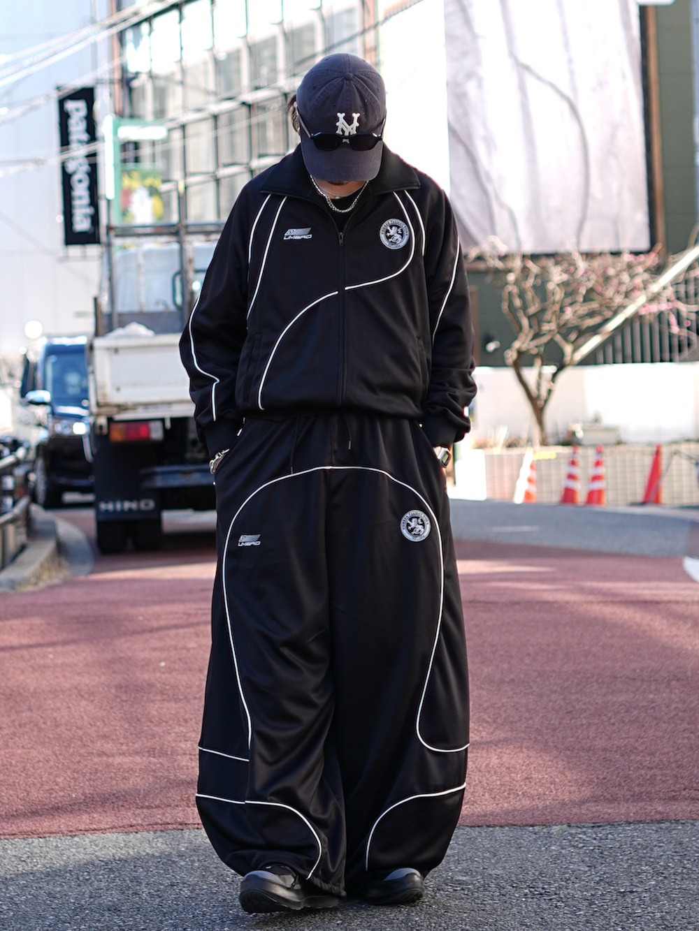 ブラック系のブルゾン、ブラック系のその他パンツを着用したメンズの冬コーディネートの3枚目の写真