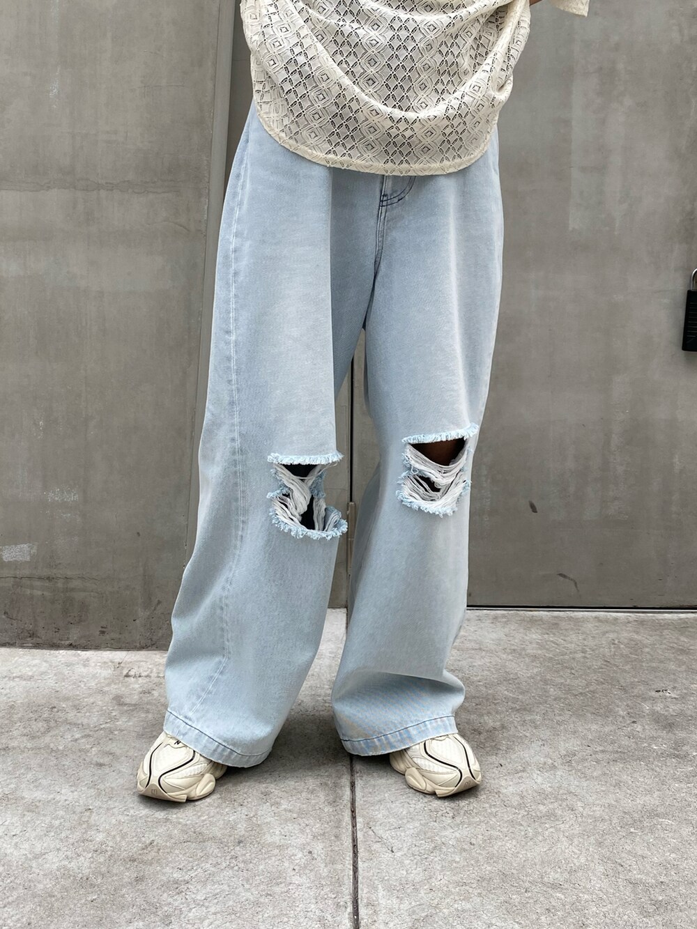 ホワイト系のTシャツ/カットソー、ブルー系のデニムパンツを着用したメンズの夏コーディネートの4枚目の写真