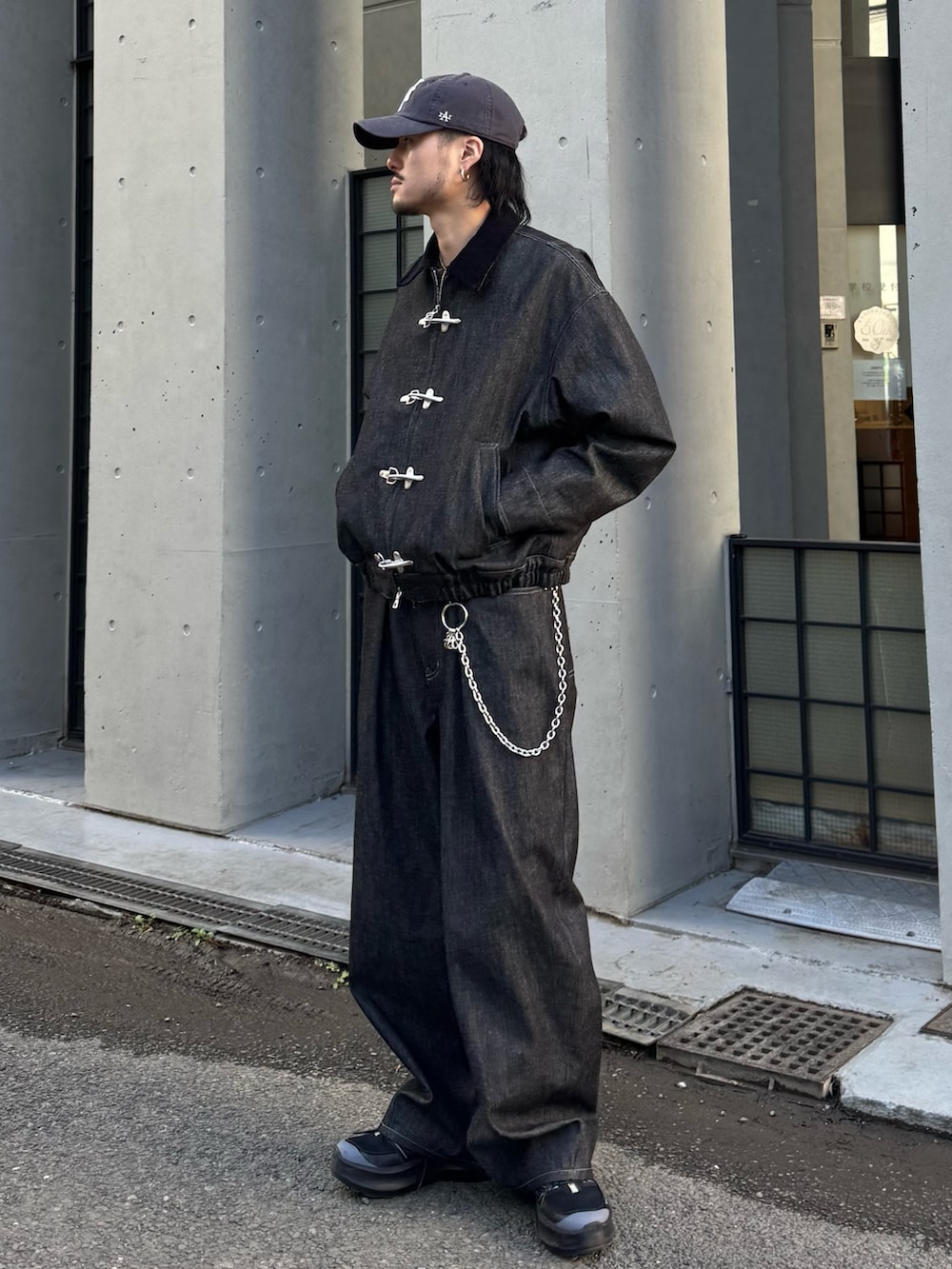 ブラック系のブルゾン、ブラック系のデニムパンツ、シルバー系のウォレットチェーンを着用したメンズの冬コーディネートの3枚目の写真