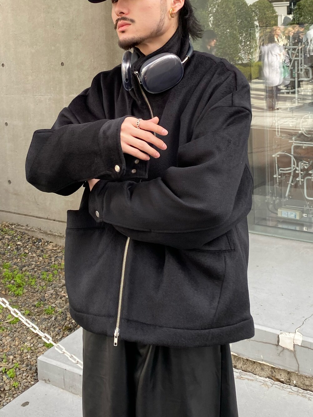 ブラック系のブルゾン、ブラック系のカーゴパンツ、ブラック系のローファーを着用したメンズの冬コーディネートの2枚目の写真