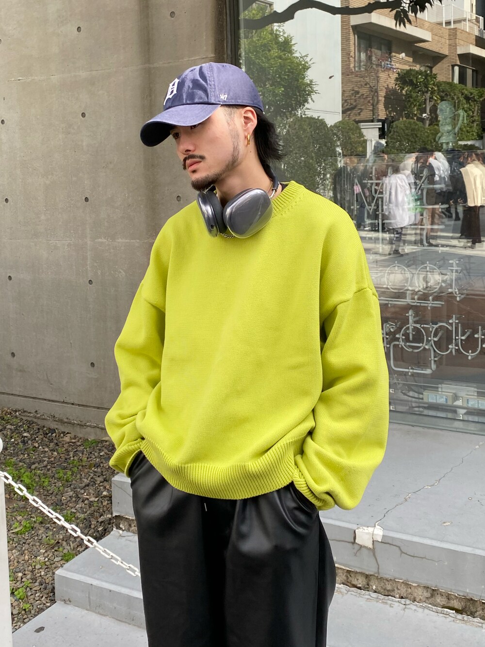 グリーン系のニット/セーター、ブラック系のカーゴパンツを着用したメンズの冬コーディネートの2枚目の写真