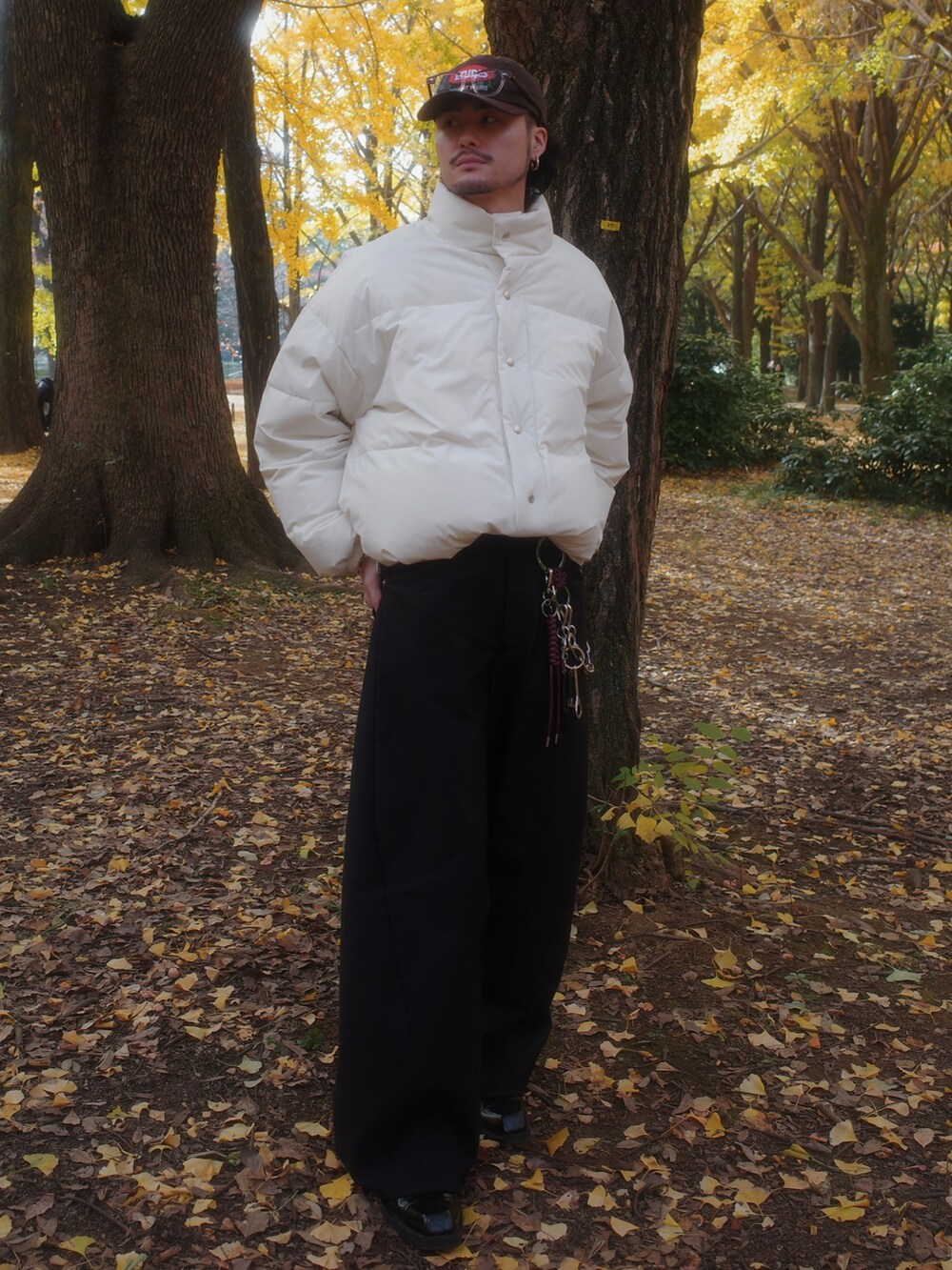ホワイト系のダウンジャケット/コート、ブラック系のスラックスを着用したメンズの冬コーディネートの2枚目の写真