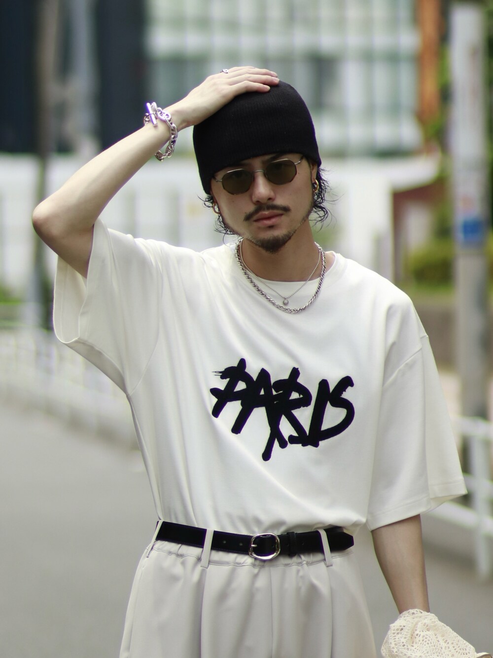 ホワイト系のシャツ/ブラウス、グレー系のパンツ、ホワイト系のTシャツ/カットソーを着用したメンズの夏コーディネートの4枚目の写真