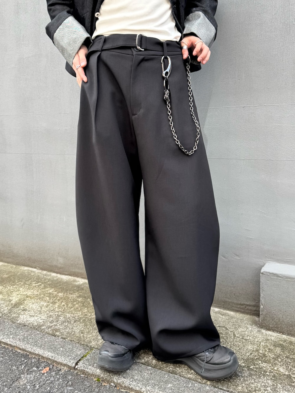 ブラック系のデニムジャケット、ブラック系のスラックス、ブラック系のウォレットチェーンを着用したメンズの春コーディネートの8枚目の写真