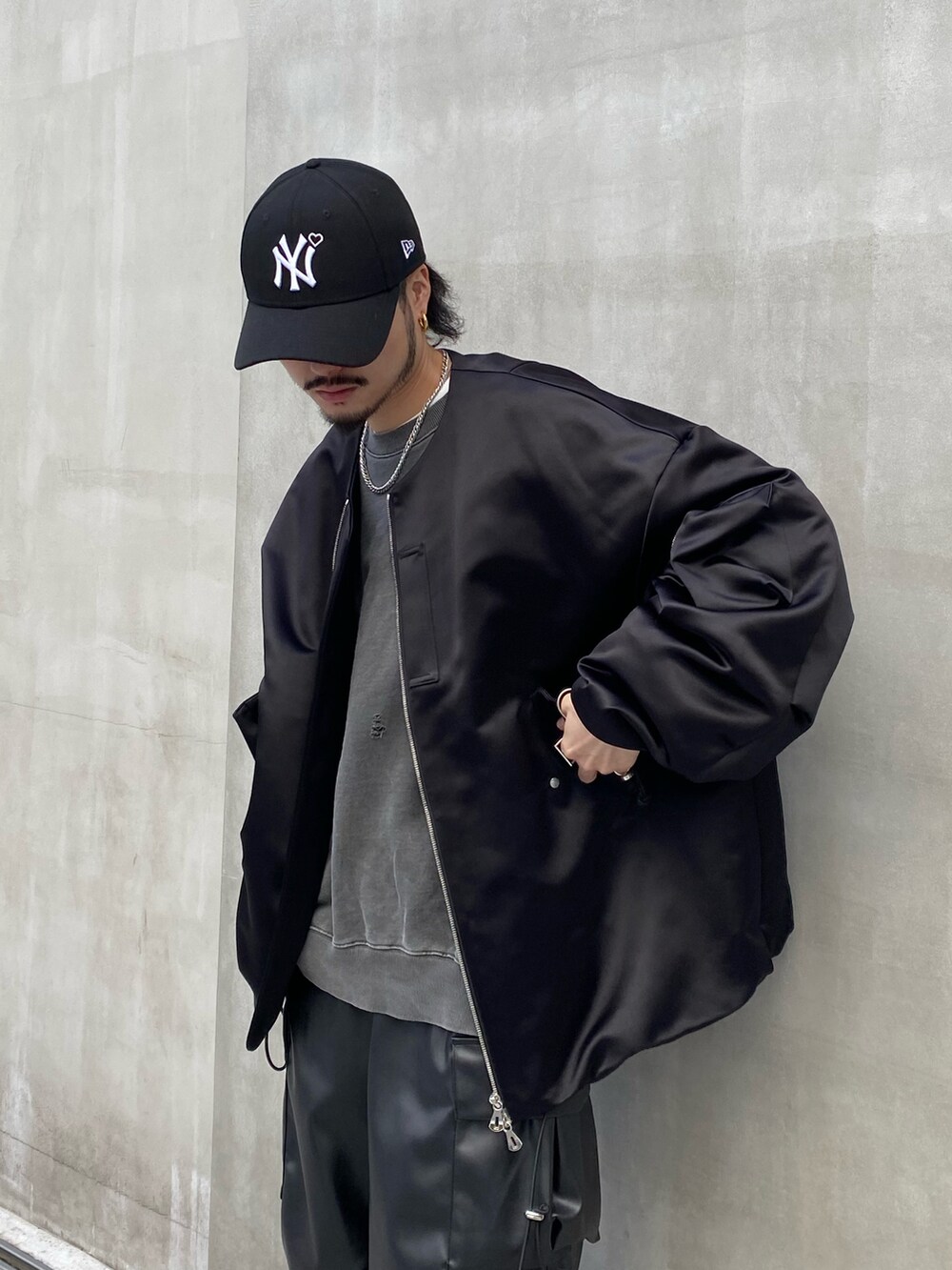 ブラック系のブルゾン、グレー系のスウェット、ブラック系のカーゴパンツを着用したメンズの冬コーディネートの3枚目の写真