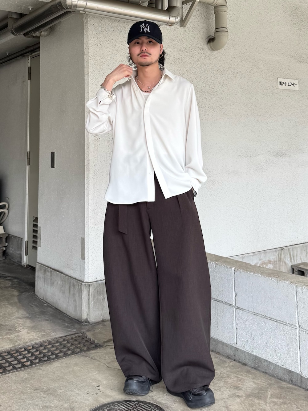 ホワイト系のシャツ/ブラウス、グレー系のスラックスを着用したメンズの冬コーディネートの2枚目の写真