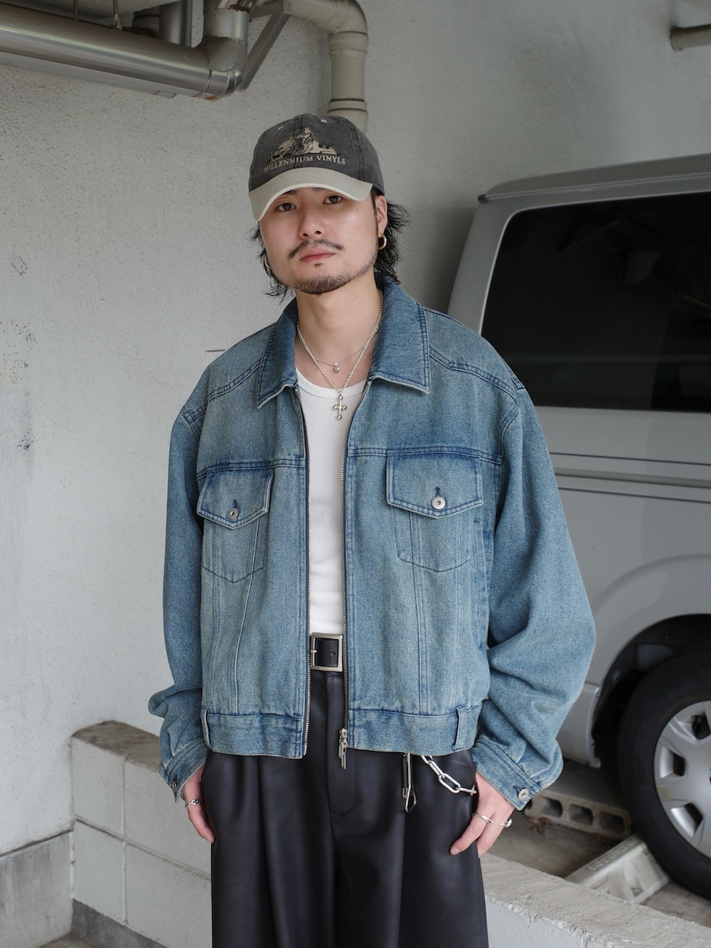 ブルー系のデニムジャケット、ブラック系のその他パンツを着用したメンズの秋コーディネートの4枚目の写真