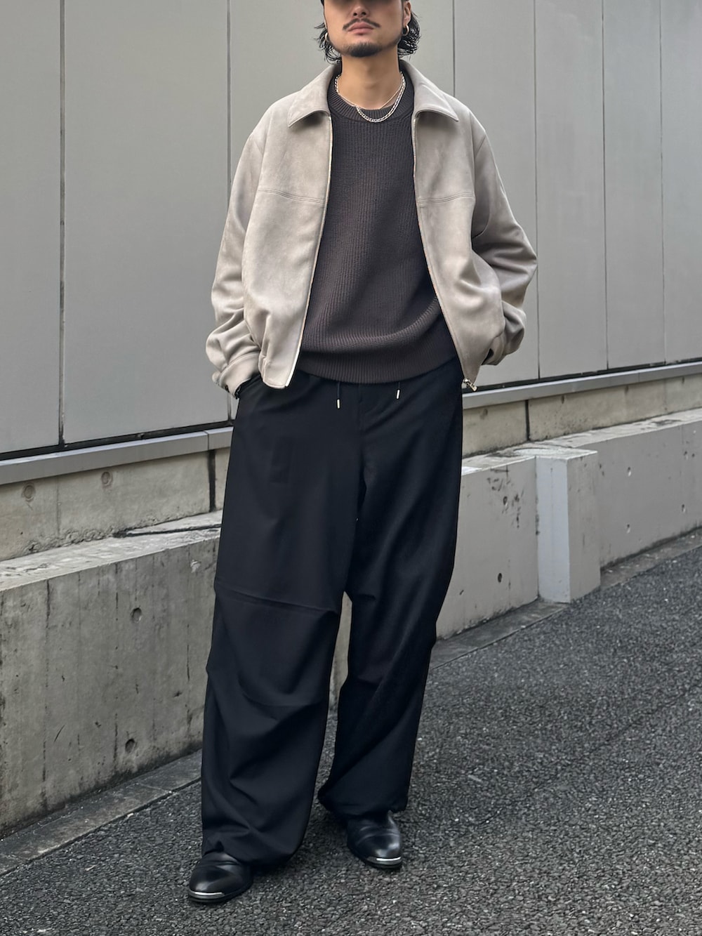 ベージュ系のブルゾン、グレー系のニット/セーター、ブラック系のその他パンツを着用したメンズの冬コーディネートの3枚目の写真