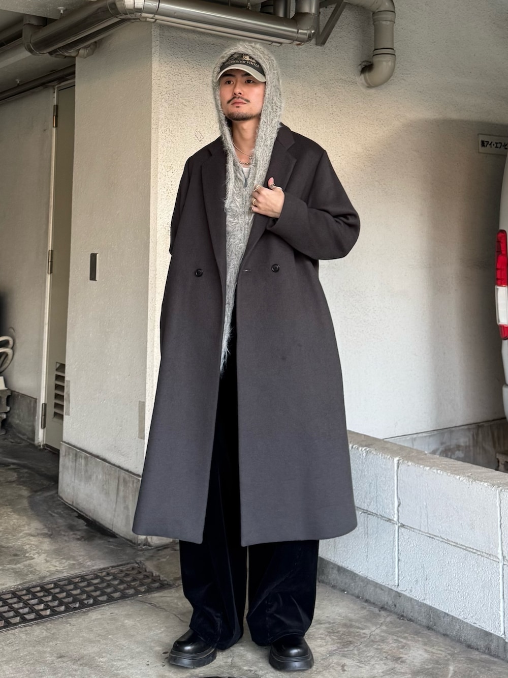 ブラック系のその他パンツ、ブラック系のブーツ、グレー系のニット/セーターを着用したメンズの秋コーディネートの3枚目の写真