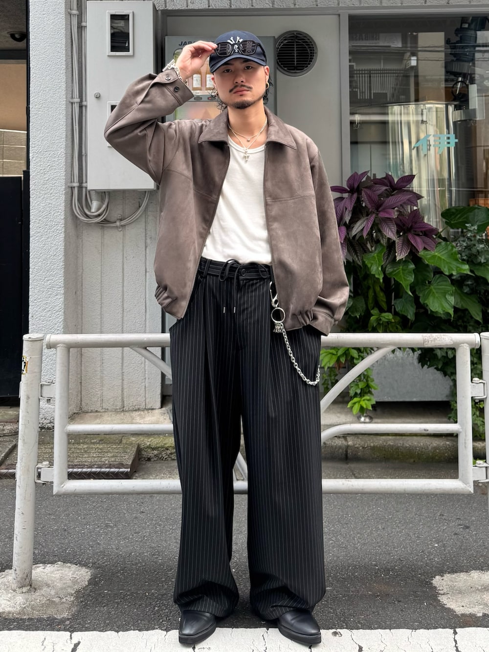 ブラック系のスラックス、グレー系のブルゾンを着用したメンズの秋コーディネートの2枚目の写真