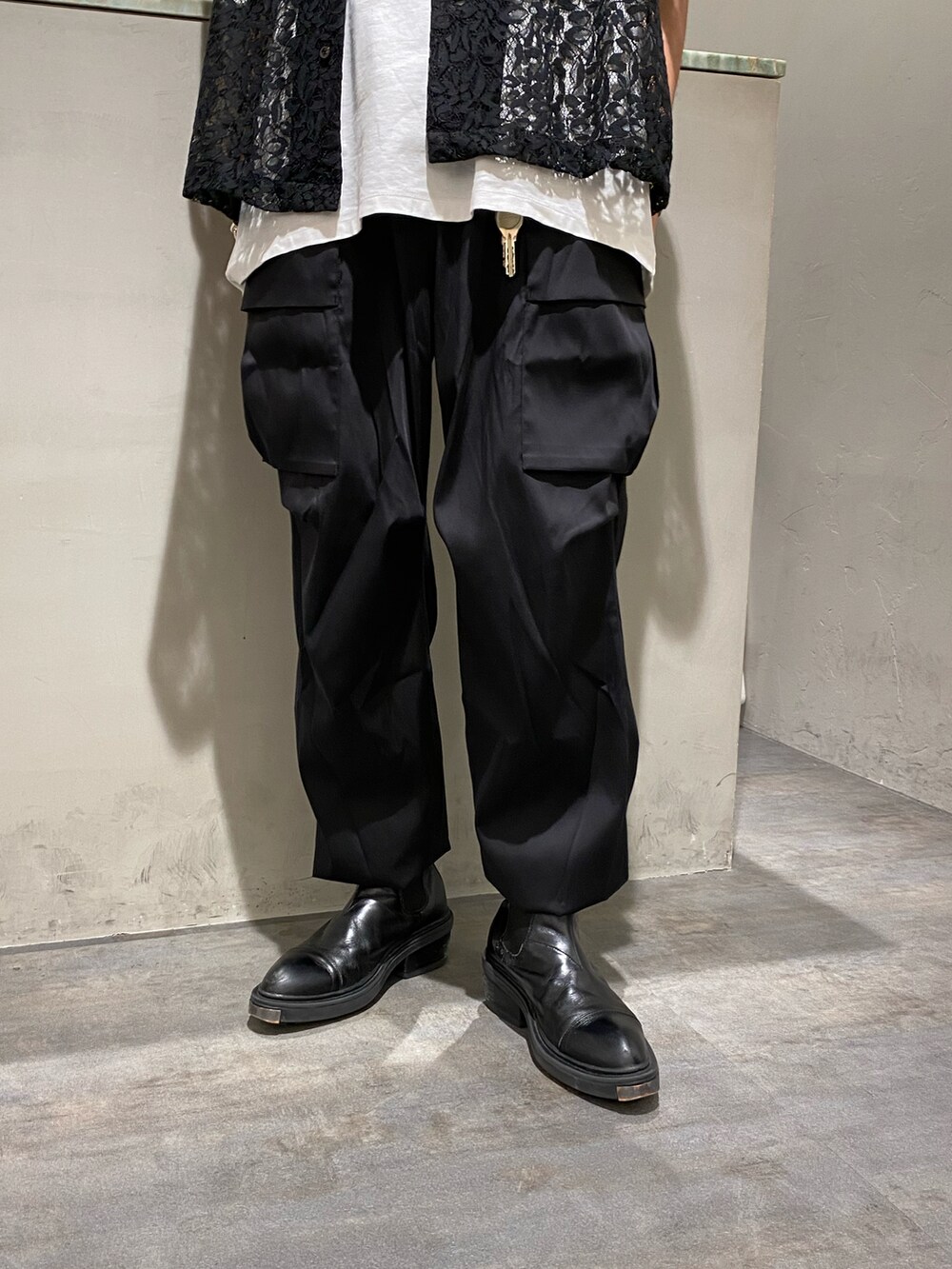 ブラック系のシャツ/ブラウス、ホワイト系のTシャツ/カットソー、ブラック系のカーゴパンツを着用したメンズの夏コーディネートの4枚目の写真