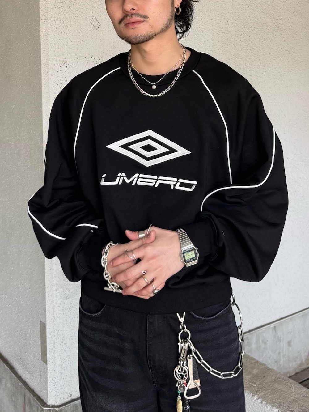 ブラック系のスウェット、ブラック系のデニムパンツを着用したメンズの春コーディネートの5枚目の写真