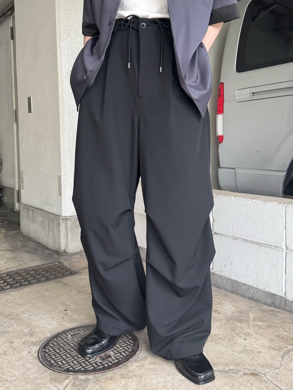 グレー系のシャツ/ブラウス、ブラック系のその他パンツ、ブラック系のローファーを着用したメンズの春コーディネートの4枚目の写真