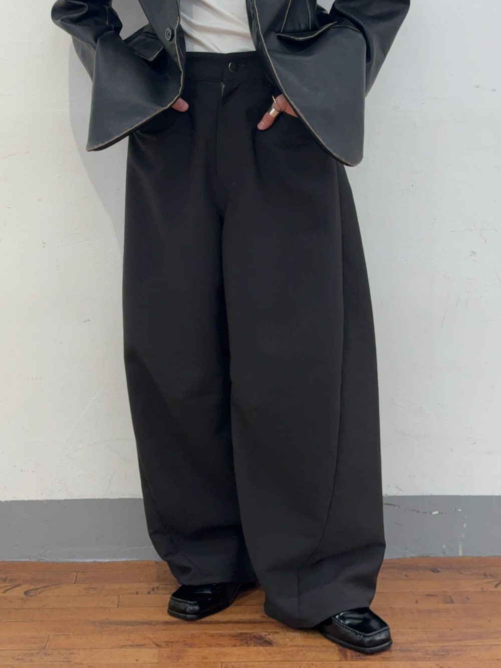 ブラック系のテーラードジャケット、ブラック系のパンツ、ブラック系のローファーを着用したメンズの秋コーディネートの3枚目の写真