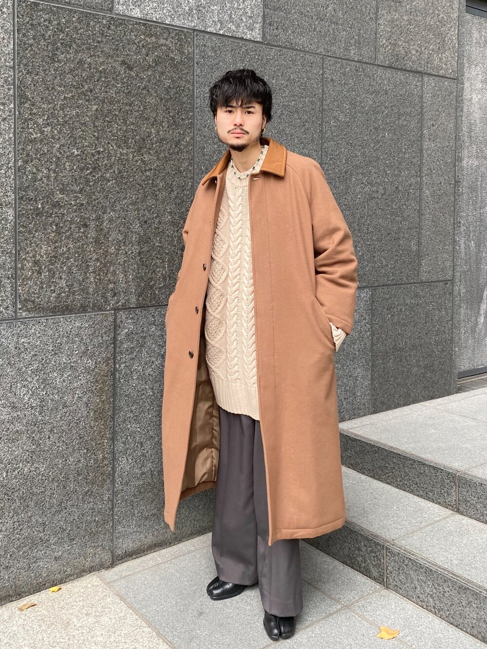 イエロー系のその他アウター、ホワイト系のニット/セーター、グレー系のスラックスを着用したメンズの冬コーディネートの2枚目の写真