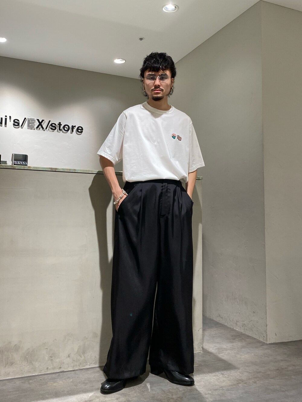 ホワイト系のTシャツ/カットソー、ブラック系のその他パンツ、ブラック系のドレスシューズを着用したメンズの夏コーディネートの2枚目の写真