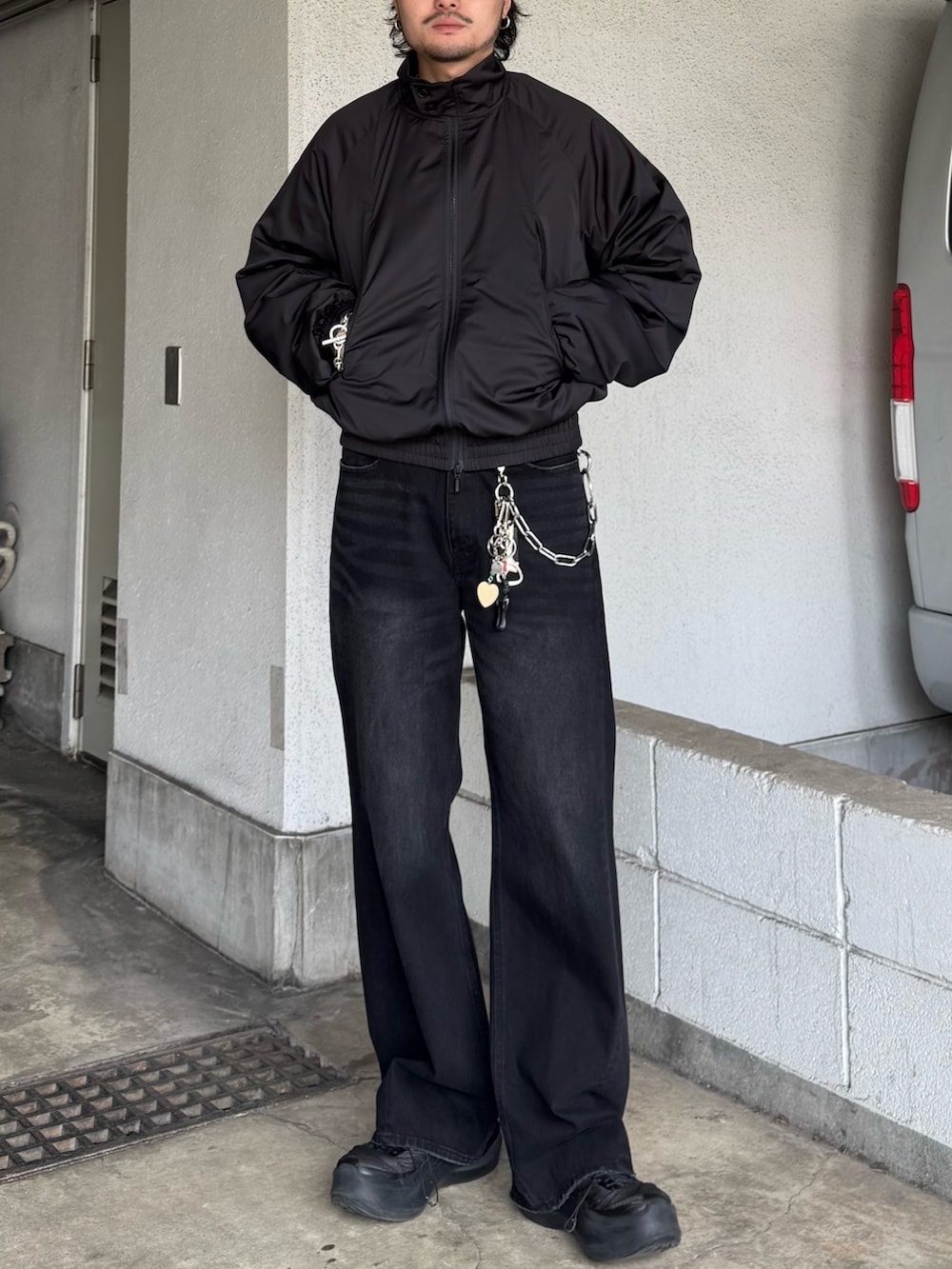 ブラック系のブルゾン、ブラック系のデニムパンツを着用したメンズの春コーディネートの3枚目の写真