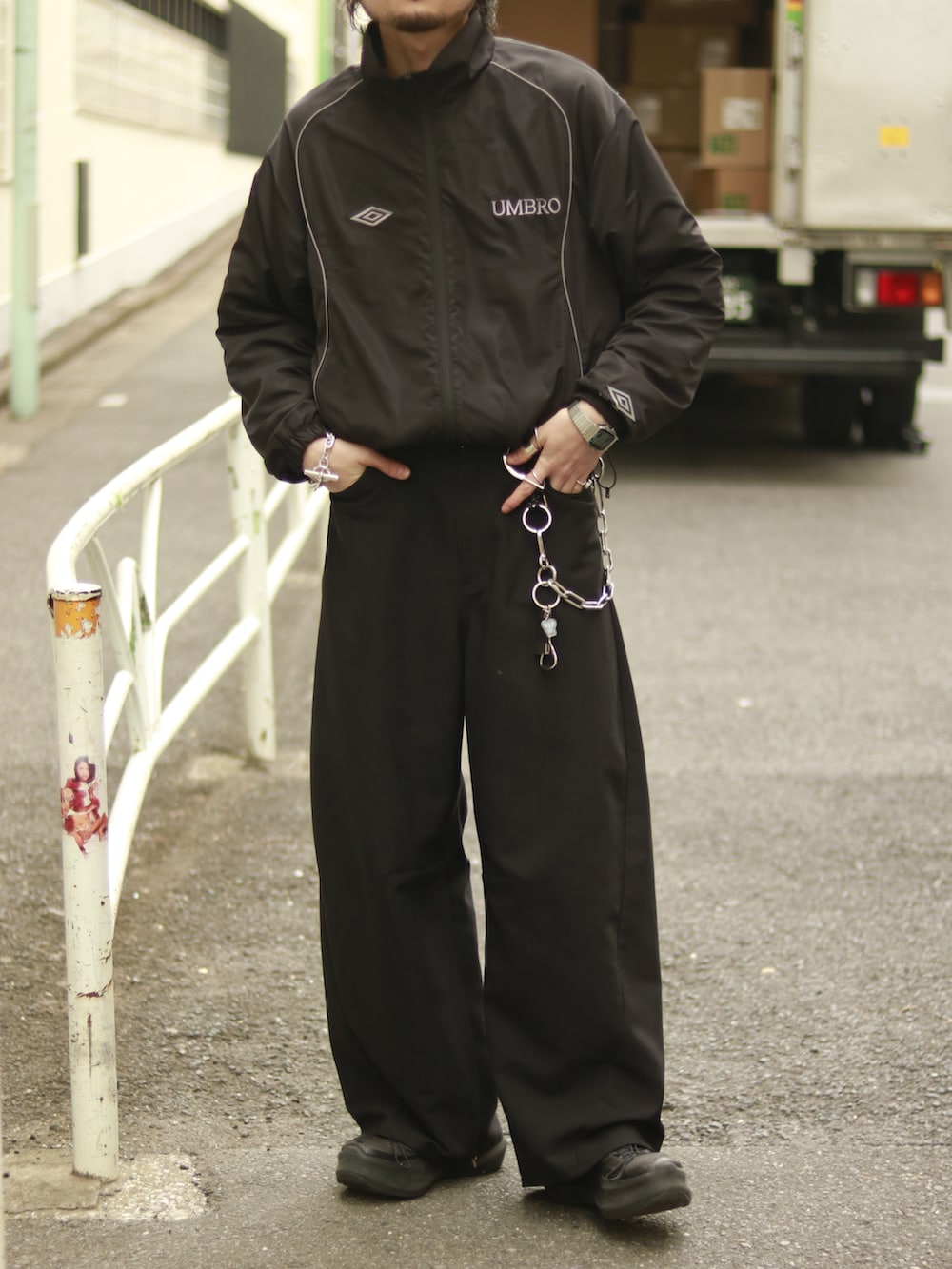 ブラック系のブルゾン、ブラック系のスラックス、ブラック系のキーホルダーを着用したメンズの冬コーディネートの5枚目の写真