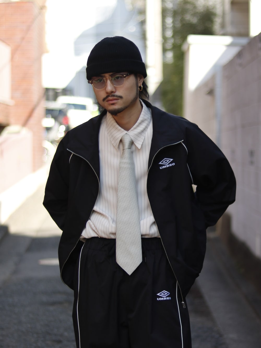 ホワイト系のブルゾン、ホワイト系のその他パンツを着用したメンズの冬コーディネートの2枚目の写真