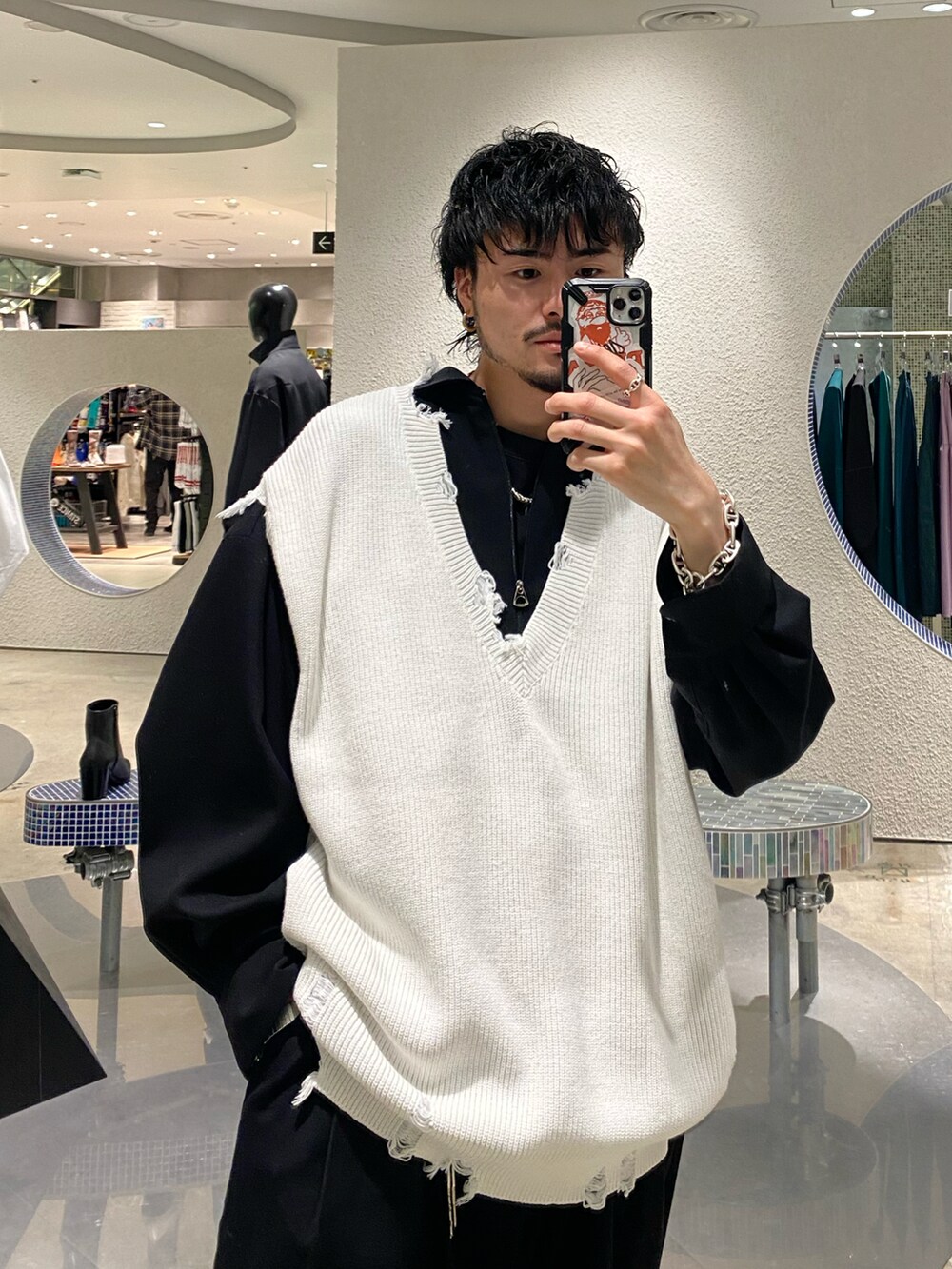 ホワイト系のベストを着用したメンズの春コーディネートの3枚目の写真