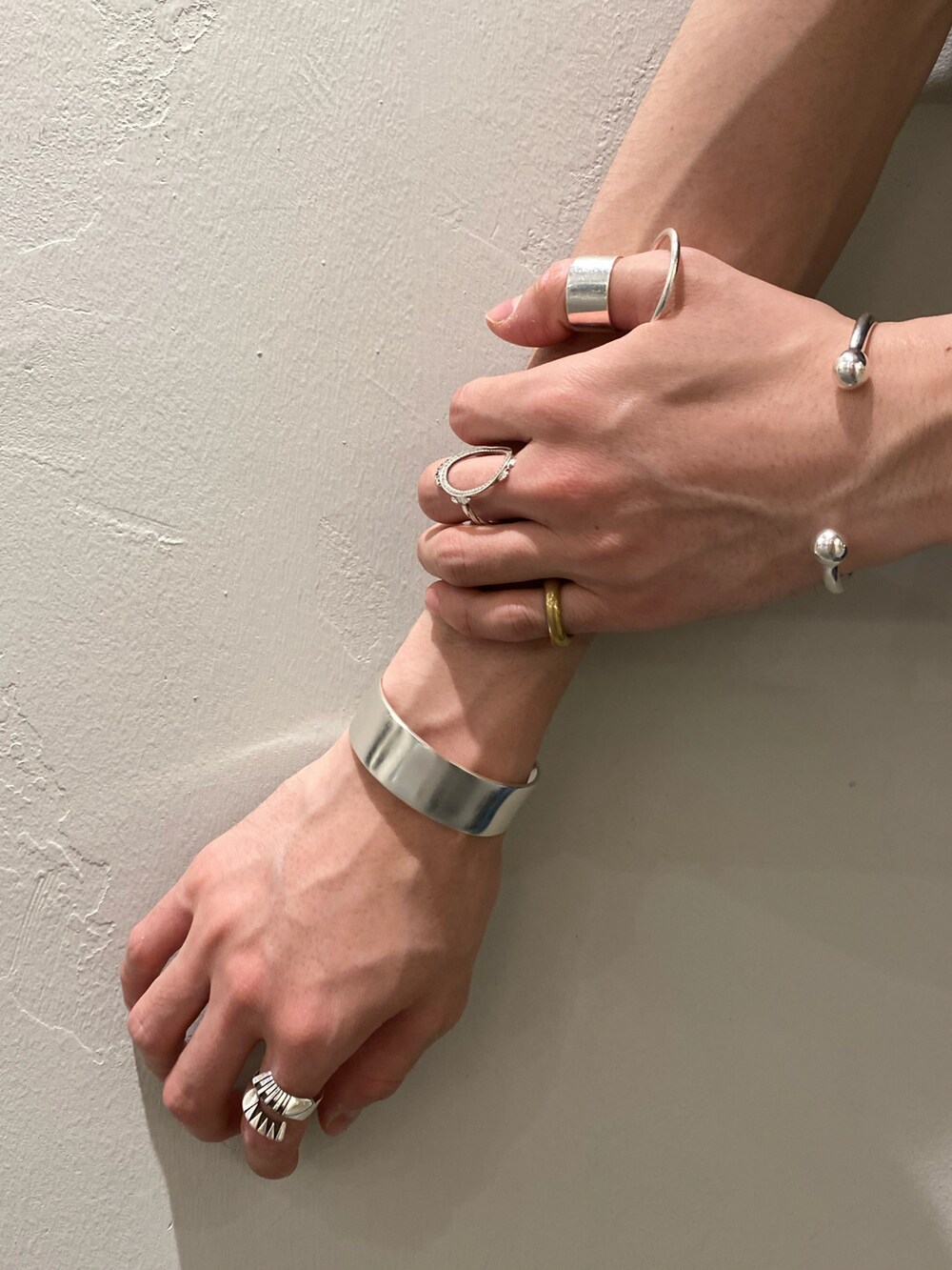 ブラック系のシャツ/ブラウス、ブルー系のデニムパンツ、シルバー系のバングル/リストバンドを着用したメンズの春コーディネートの5枚目の写真