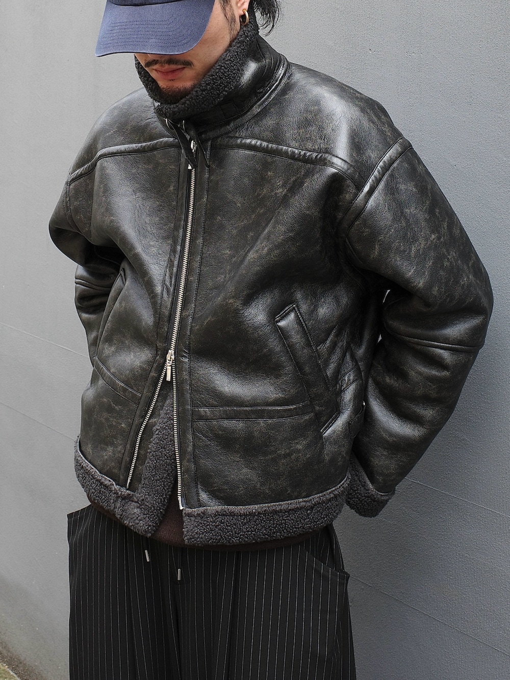 ブラック系のブルゾン、ブラック系のスラックスを着用したメンズの秋コーディネートの8枚目の写真