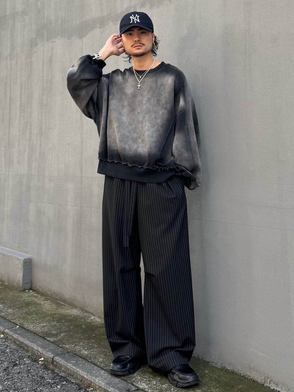 ブラック系のスウェット、ブラック系のその他パンツ、ブラック系のローファーを着用したメンズの秋コーディネートの2枚目の写真