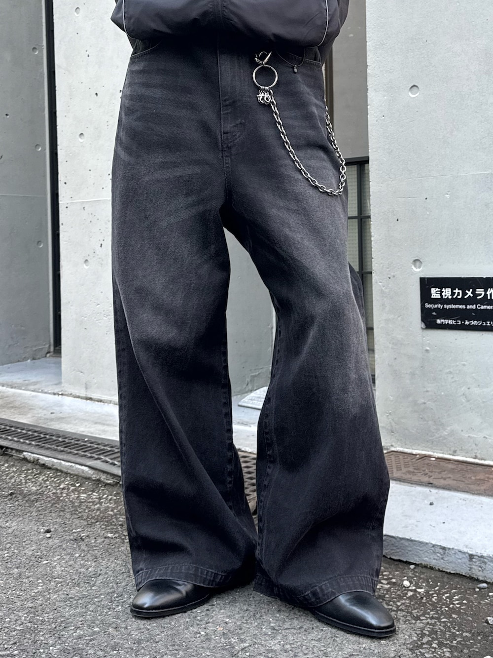 ブラック系のデニムパンツ、ブラック系のその他シューズ、ブラック系のブルゾンを着用したメンズの春コーディネートの5枚目の写真