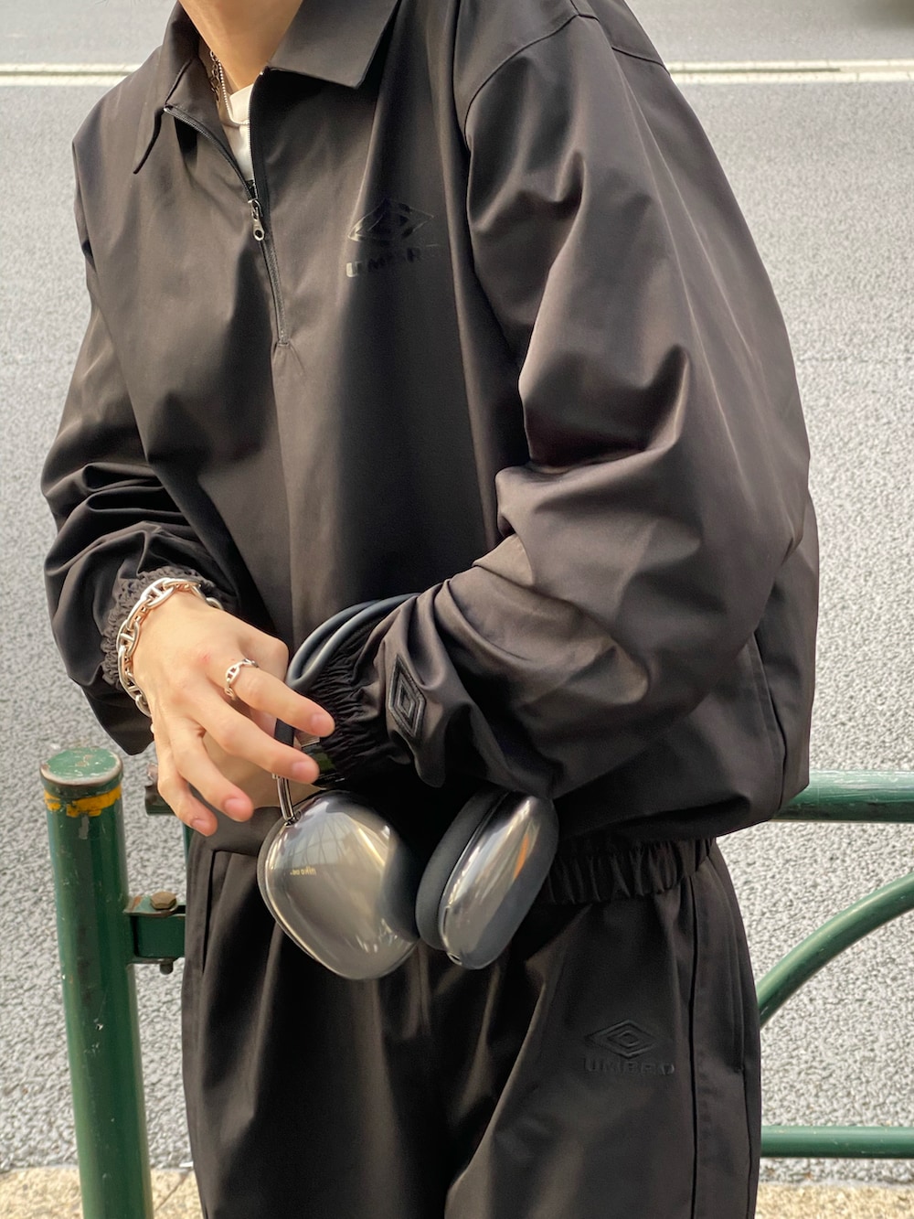 ブラック系のTシャツ/カットソー、ブラック系のその他パンツを着用したメンズの冬コーディネートの4枚目の写真