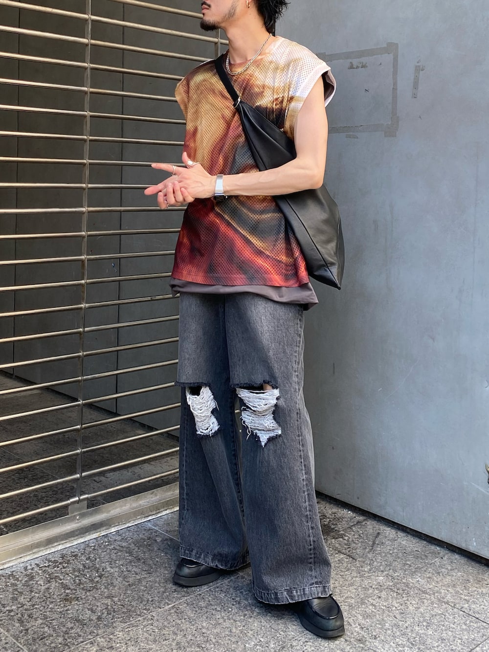 ベージュ系のTシャツ/カットソー、ブラック系のデニムパンツ、グレー系のTシャツ/カットソーを着用したメンズの春コーディネートの2枚目の写真