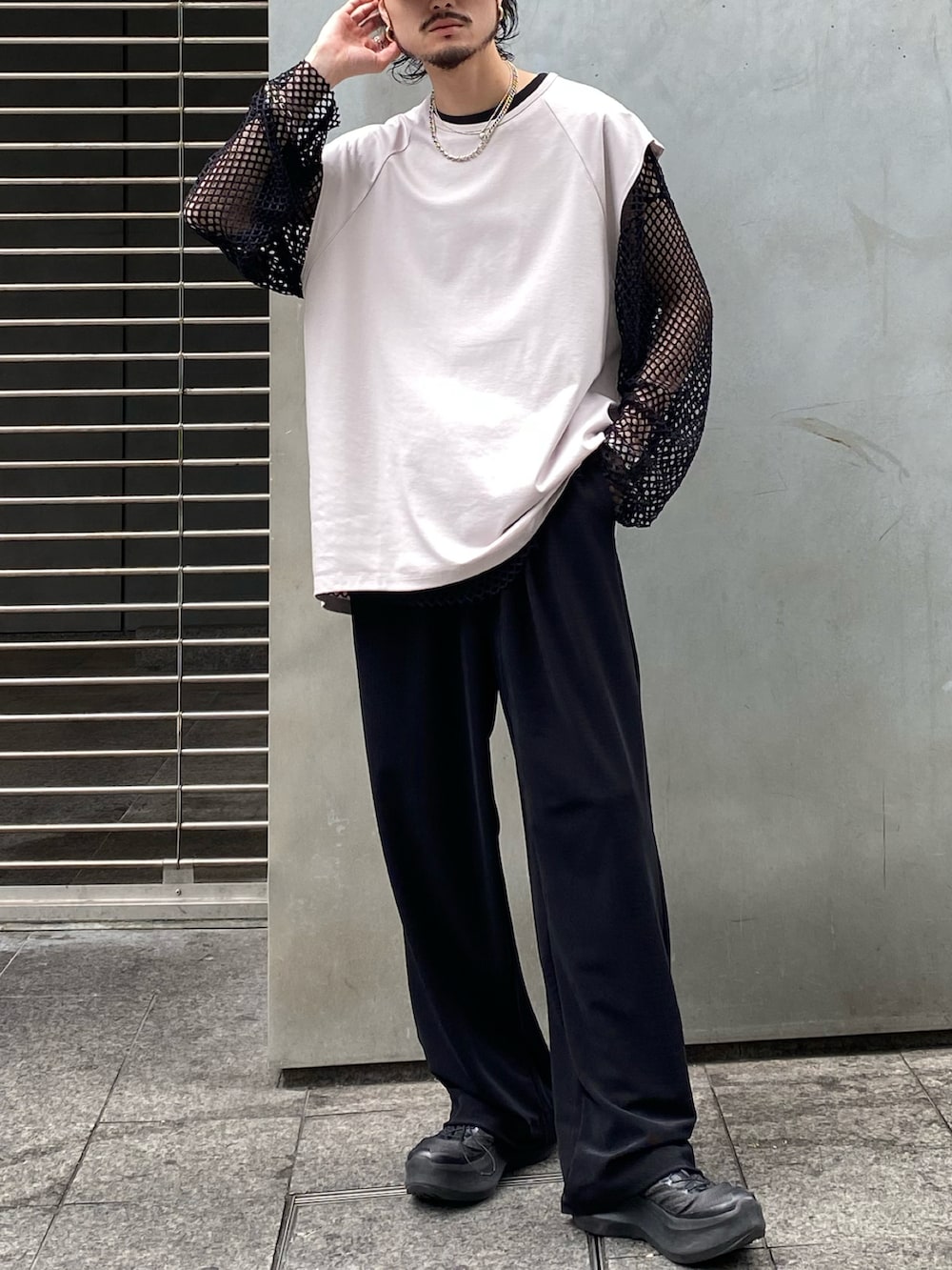 グレー系のTシャツ/カットソー、ブラック系のその他パンツ、ブラック系のTシャツ/カットソーを着用したメンズの春コーディネートの2枚目の写真